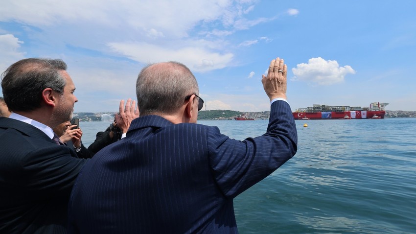 İstanbul Boğazı'nda tarihi an! Osman Gazi FPU geçiş yaptı! Erdoğan Osman Gazi'yi selamladı!