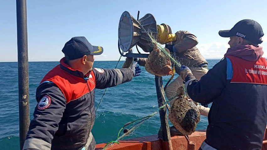 Kırklareli açıklarında kaçak avcılığa karşı denetim düzenlendi. 44 bin metre ağ toplandı