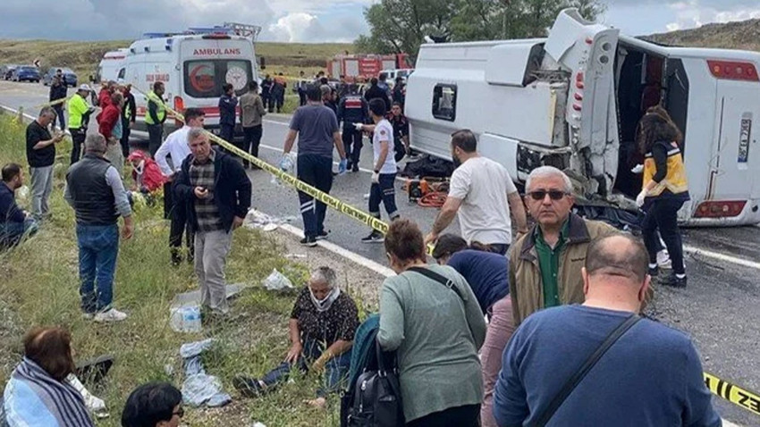 Yozgat'ta feci kaza! Taziye evinden dönen midibüs şarampole uçtu: 2 ölü, 15 yaralı