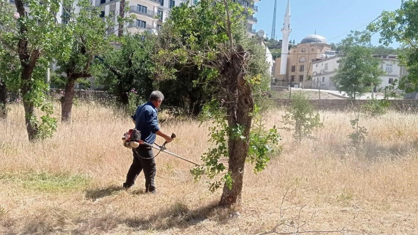 Şırnak'ta Kurban Bayramı öncesi mezarlıklarda yoğun temizlik çalışması