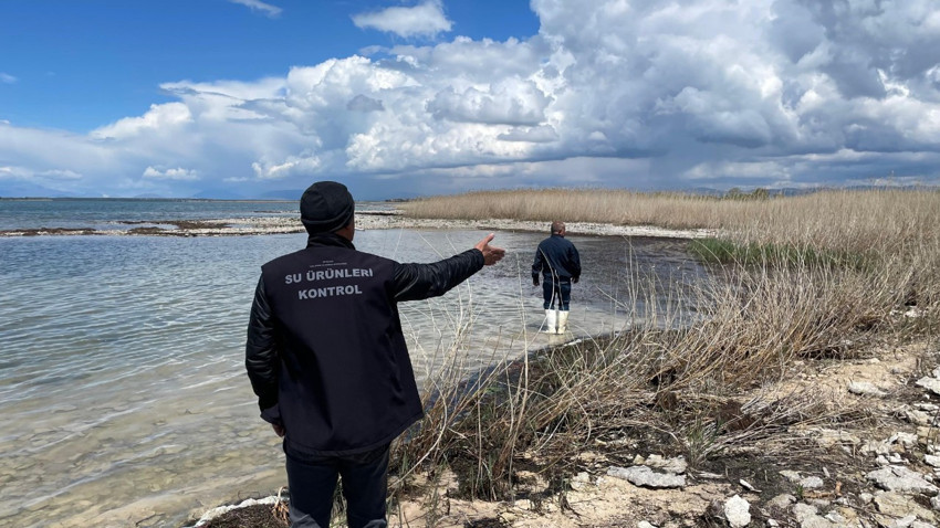 Konya Beyşehir Gölü’nde kaçak avlanma için atılan ağlar ele geçirildi