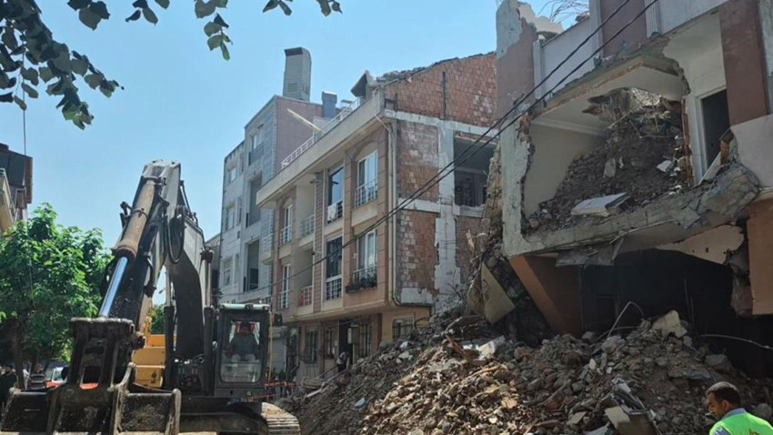 Avcılar'da çöken binanın yanındaki bitişik apartmanın duvarı da yıkıldı!