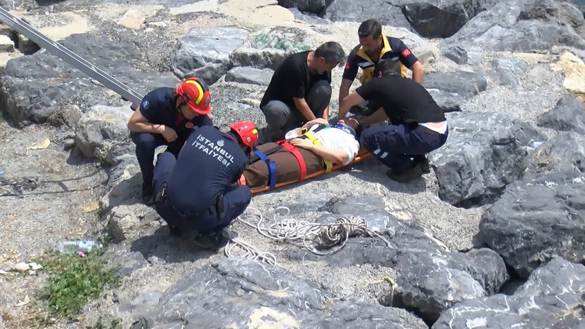 Zeytinburnu kayalıklarda feci olay! 3 metreden aşağıya düştü