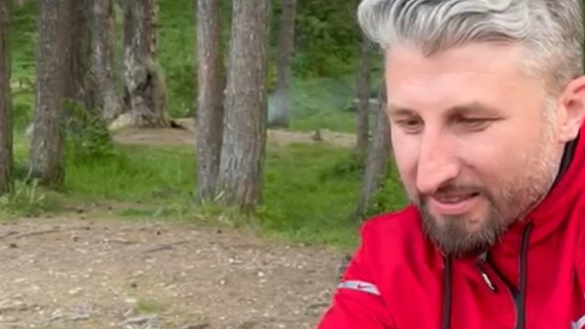 Bolu'da pikniğe giden bir aile masasına misafir olan yavru kargayı elleriyle besledi