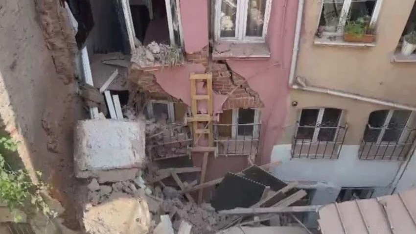 İstanbul'da üç katlı binanın balkonu çöktü