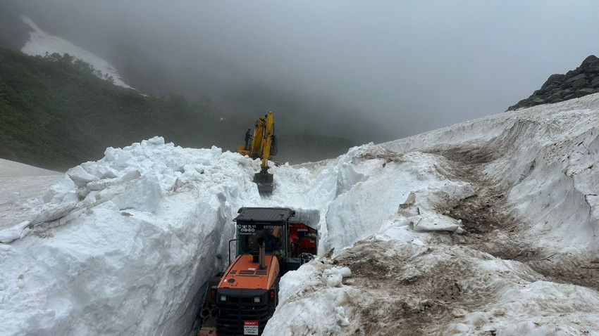 Rize’de haziran ayına rağmen erimeyen, boyu 1 metreyi aşan kar yığınları iş makineleriyle temizleniyor