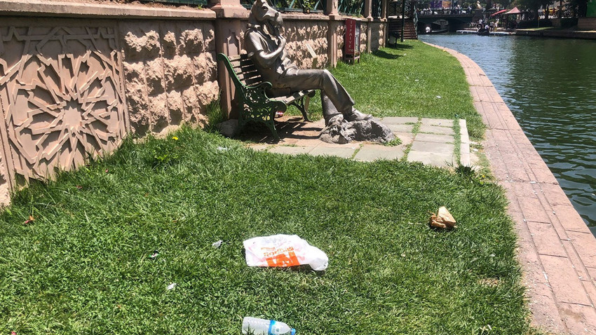 Eskişehir’de Porsuk Çayı’nda yapılan tüm uyarılara rağmen manzara değişmedi