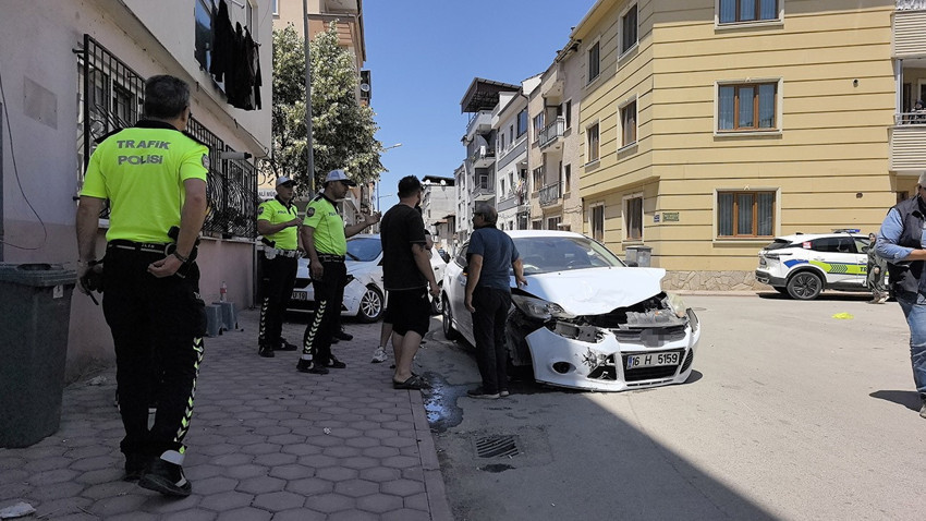 Bursa'da kaza! Otomobiller çarpıştı: 3 yaralı