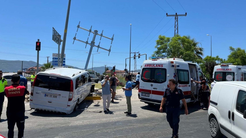 Muğla’da feci kaza! Minibüs ile ticari araç çarpıştı: Yaralılar var