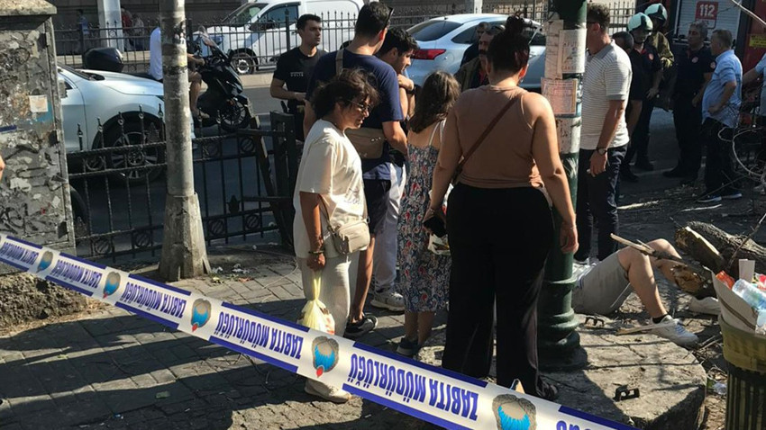 İstanbul'un göbeğinde korku dolu anlar: Ağaç yayaların üzerine devrildi!