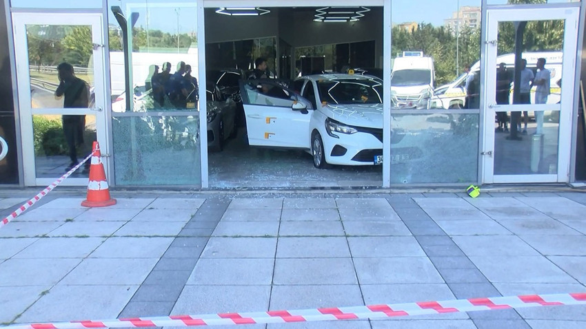 Küçükçekmece'de oto galeriye kurşun yağmuru: 1 yaralı