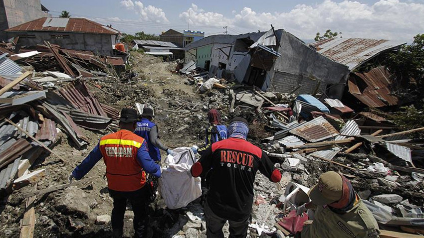 Endonezya'da 5,7 büyüklüğünde deprem