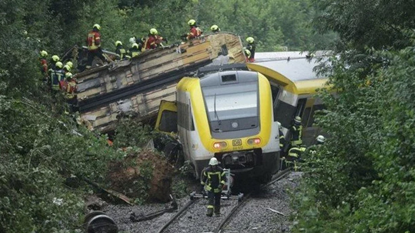 Almanya'da yolcu treni raydan çıktı: Çok sayıda ölü ve yaralı var