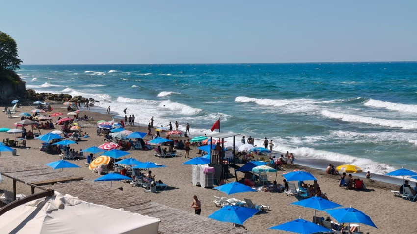 Düzce’nin Akçakoca ilçesinde olumsuz hava ve deniz şartları nedeniyle denize girmek yasaklandı