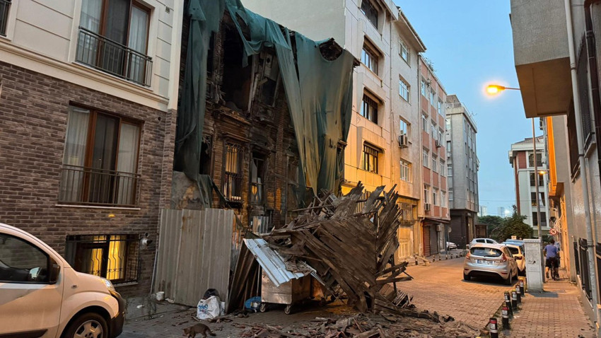Bakırköy'de korkutan olay! 100 yıllık tarihi ahşap bina çöktü!