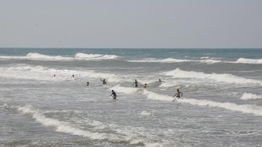 Düzce’nin Akçakoca ilçesinde olumsuz hava ve deniz şartları nedeniyle denize girmek yasaklandı