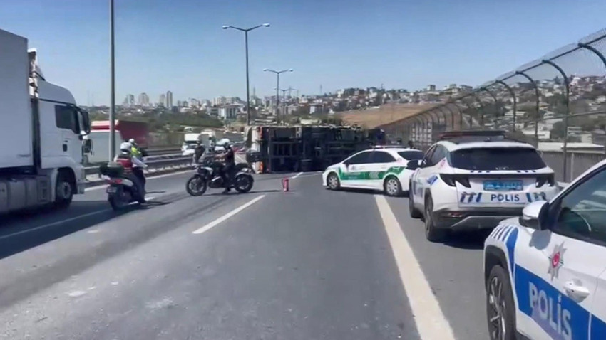 Başakşehir TEM'de kamyon devrildi! Trafik kilitlendi