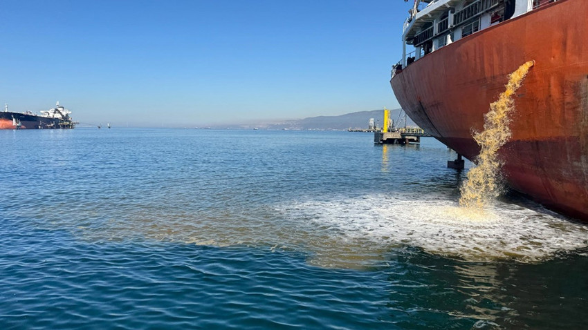 İzmit Körfezi'ni kirleten gemiye yasal işlem başlatıldı