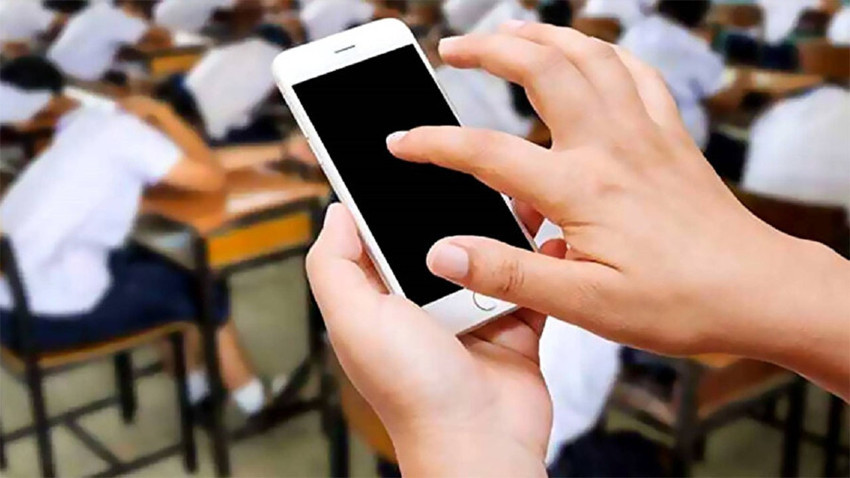 O ülkede de okullarda cep telefonu yasaklandı!
