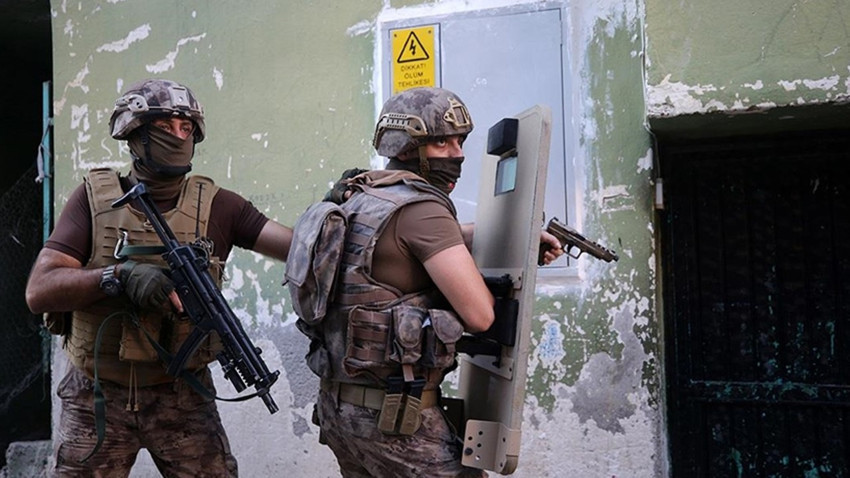 Mersin’de terör örgütü DEAŞ’a darbe: Silahlı 8 şüpheli yakalandı