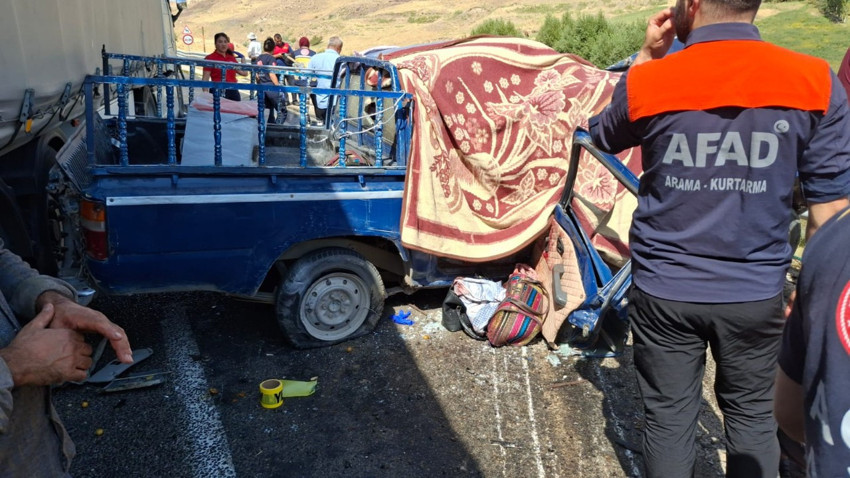 Hakkari-Van yolunda katliam gibi kaza! 4 kişi öldü!