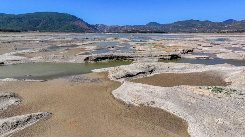 İzmir’de alarm: Tahtalı Barajı'da doluluk yüzde 5'e düştü, zemin çatladı, yapılar ortaya çıktı