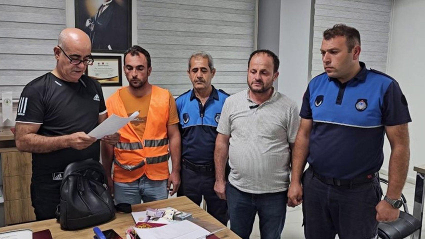 Hatay'da duygulandıran davranış: Depremzedenin unuttuğu altın dolu çantayı sahibine teslim etti