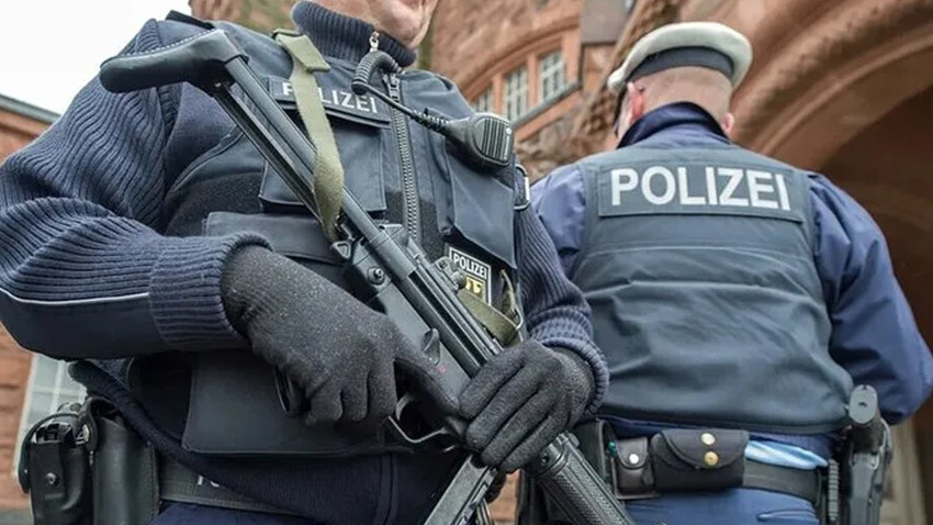 Berlin'de araç kalabalığın arasına daldı! Çok sayıda yaralı var