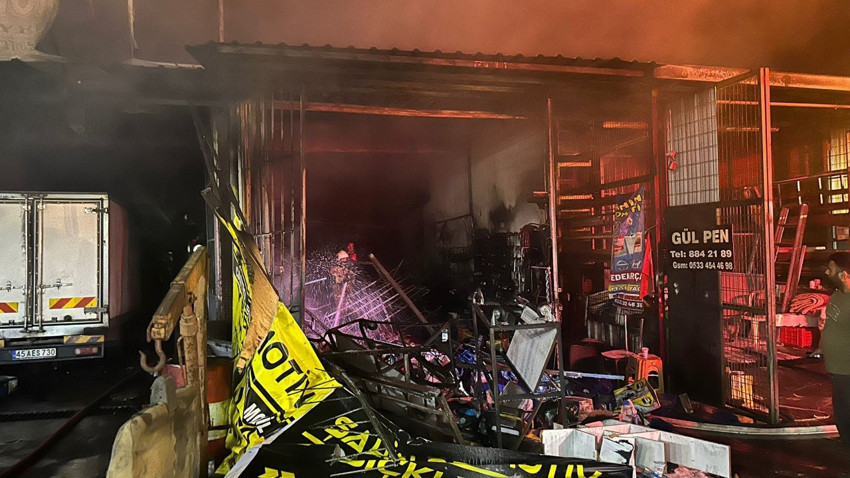 İzmir'de Sanayi sitesinde yangın: 3 iş yeri kül oldu