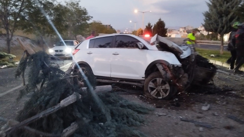 Aydınlatma direği otomobilin üzerine düştü