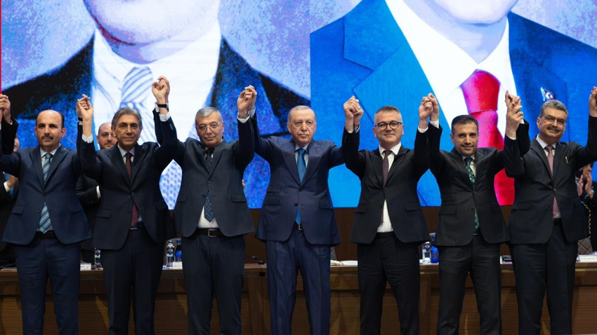 Rozetleri Cumhurbaşkanı Erdoğan taktı! İki belediye başkanı daha AK Parti'ye katıldı