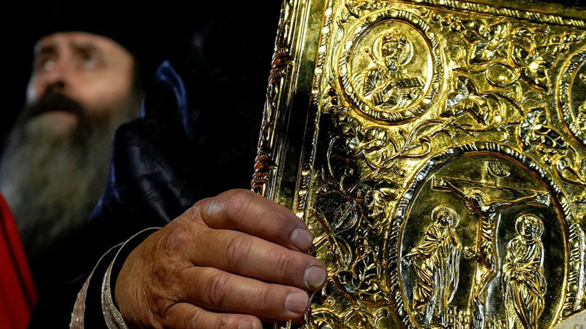 Komşu bu olayı konuşuyor! Bizans hazinelerini satmaya çalışırken yakalandı! Başrahibin savunması pes dedirtti