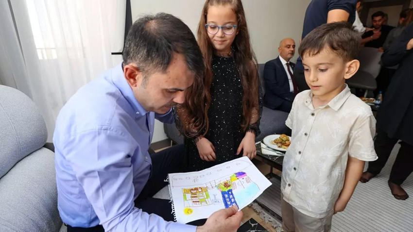 Murat Kurum Kahramanmaraş'ta depremzede aileyi ziyaret etti: Miniklerden bakana duygulandıran hediye