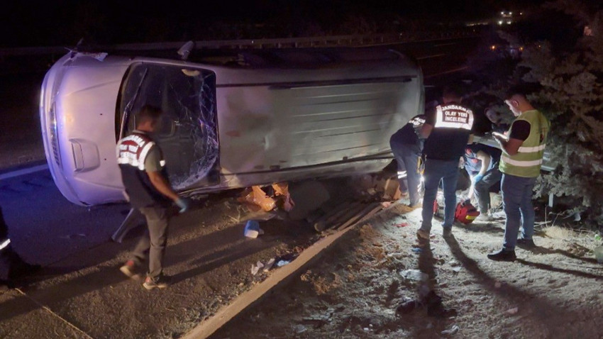 Otoyolda katliam gibi kaza! Lastiği patlayan minibüs takla atarak devrildi: Çok sayıda ölü ve yaralı var