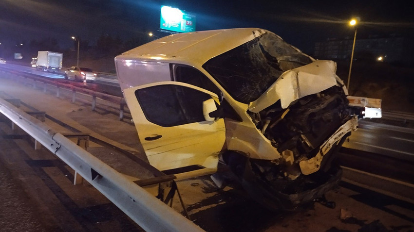  TEM Otoyolu'nda kaza! Kontrolden çıkan panelvan bariyere girdi