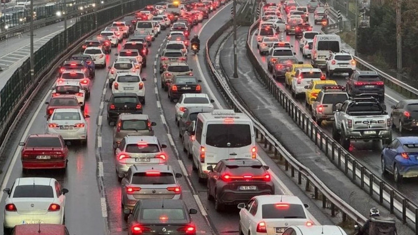 İstanbul'da trafik kilitlendi! Ana arterler durma noktasında geldi