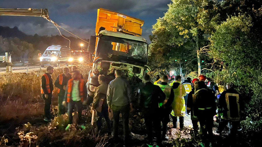 Konya'da feci kaza! Kamyon devrildi: 2 ölü, 1 yaralı