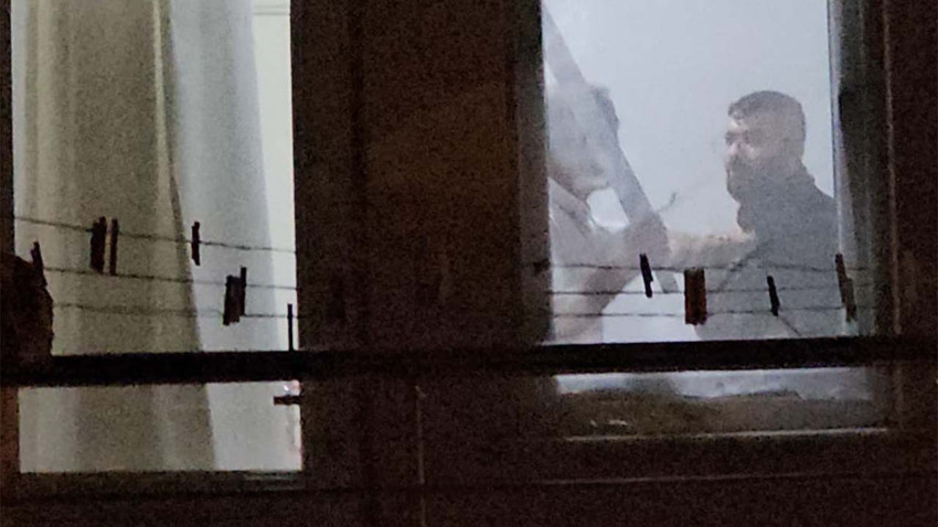 Akıllara durgunluk veren olay! Arkadaşını kılıçla rehin aldı