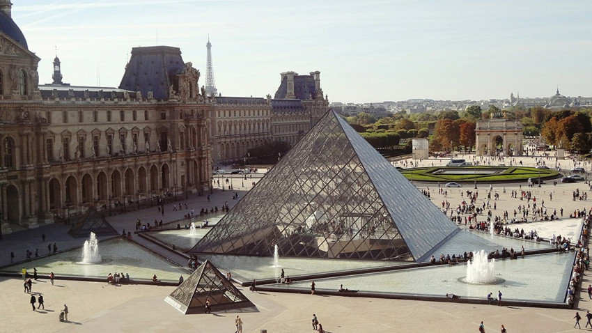 Dünyaca ünlü Louvre Müzesi'nde soygun! "Paha biçilemez" mücevherler çalındı