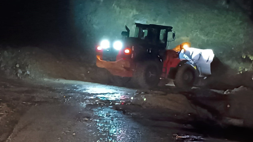 Batman'da sağanak heyelana yol açtı! Dereler taştı, araçlar mahsur kaldı...