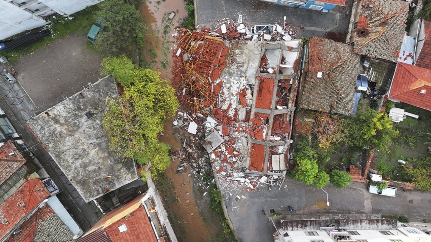 Bakan Memişoğlu depremde yaralananların sağlık durumunu açıkladı