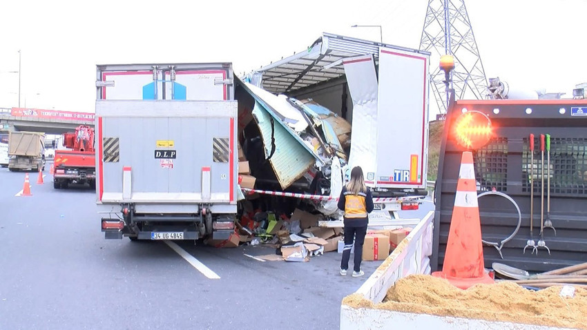 Arnavutköy'de feci kaza! Kamyon TIR'a çarptı: 1 ölü 1 yaralı