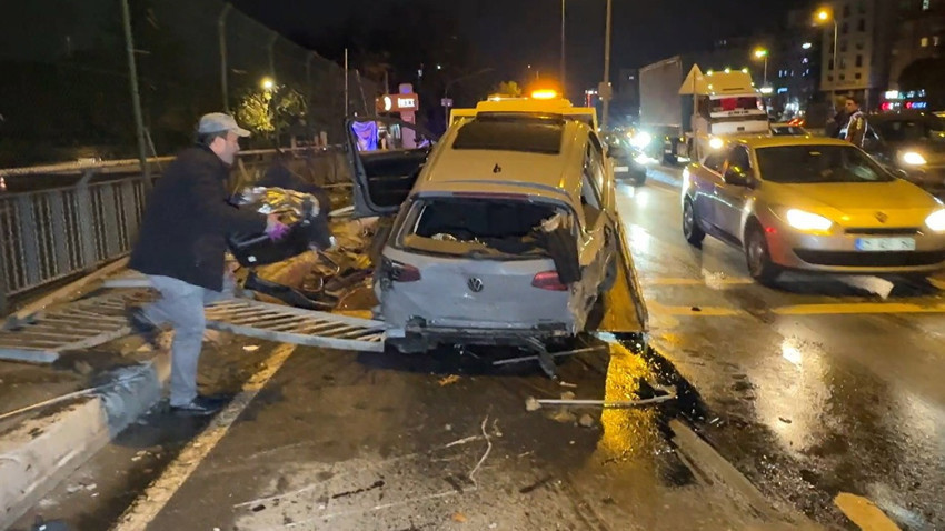 Avcılar'da feci kaza! Yan yola uçan otomobil, bariyerleri parçalayarak yayalara çarptı: 3 yaralı