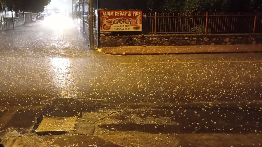 Antalya'yı dolu vurdu! Hortum seraların örtülerini yırttı