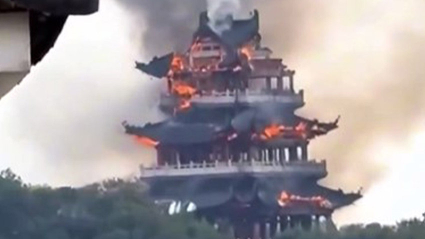 1500 yıllık tarihi tapınak dikkatsiz ziyaretçi yüzünden alev alev yandı!