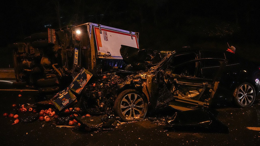 İstanbul TEM Otoyolu'nda kaza! Otomobil ile kamyonet çarpıştı: 2 yaralı