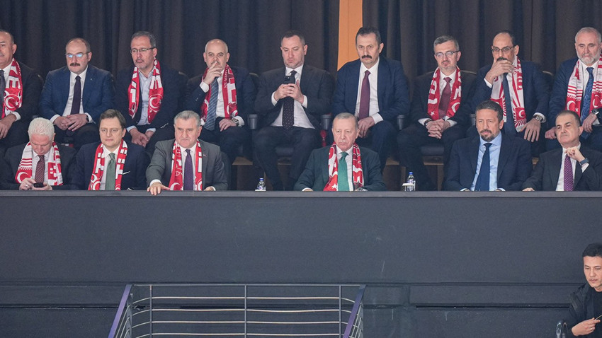 Cumhurbaşkanı Erdoğan, A Milli Erkek Basketbol Takımı'nı yalnız bırakmadı! Maçı tribünde takip etti