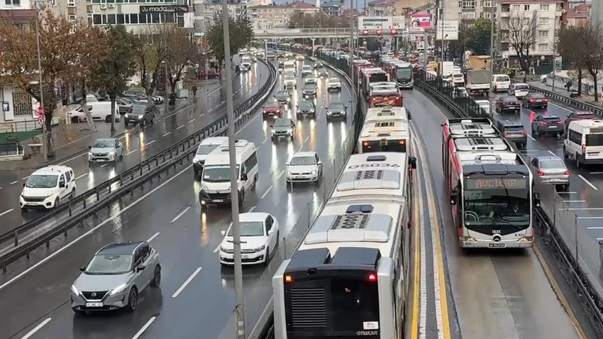 Avcılar'da metrobüs arızalandı; duraklarda yoğunluk oluştu