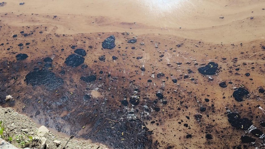 Kars Çayı’nda çevre felaketi yaşandı. Yüzeyi akaryakıtla kaplandı, vatandaşlar mazot kokusuyla uyandı - Resim : 1
