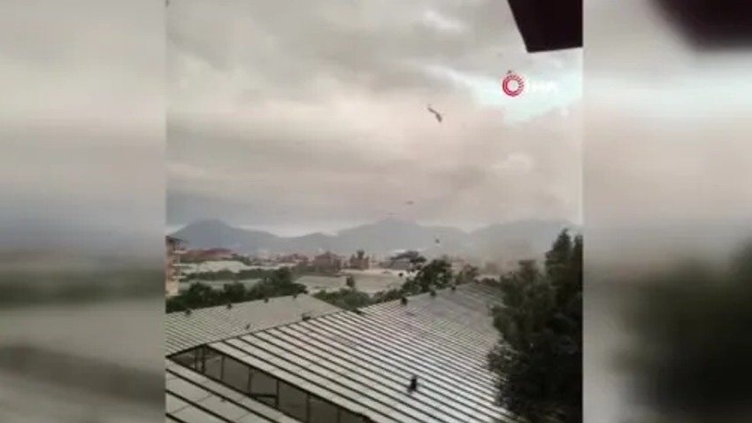 Antalya'da hortum felaketi: Evlerin çatıları uçtu, seralar yerle bir oldu! - Resim : 1